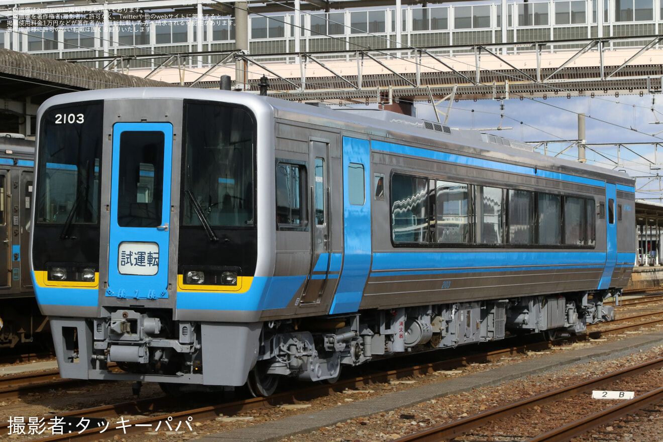 【JR四】2000系2103号車が全般検査を終えて多度津工場を出場の拡大写真