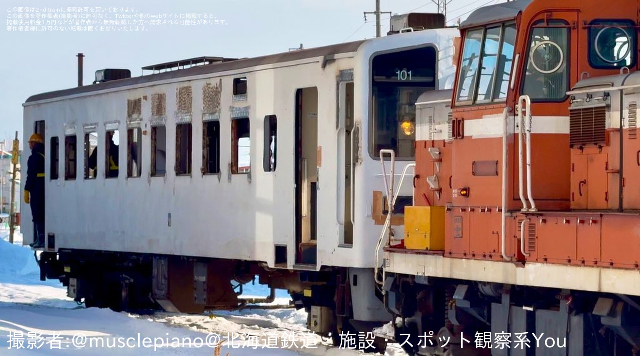 【JR北】観光列車へ改造中のキハ143系キハ143-101が構内入換の拡大写真