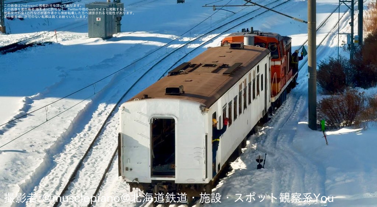 【JR北】観光列車へ改造中のキハ143系キハ143-101が構内入換の拡大写真