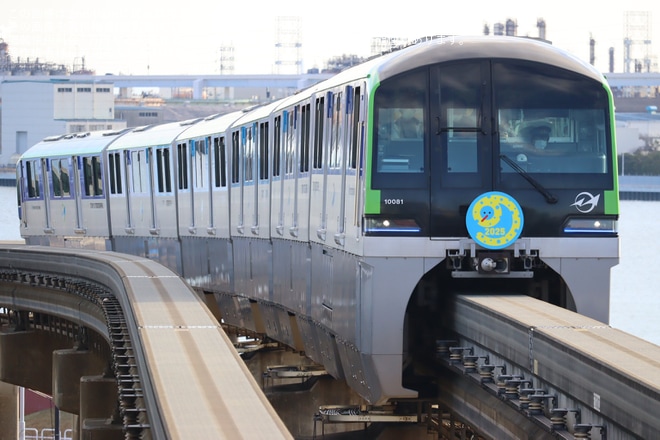 【東モノ】新春ヘッドマークの掲出(2025)を羽田空港第3ターミナル駅で撮影した写真