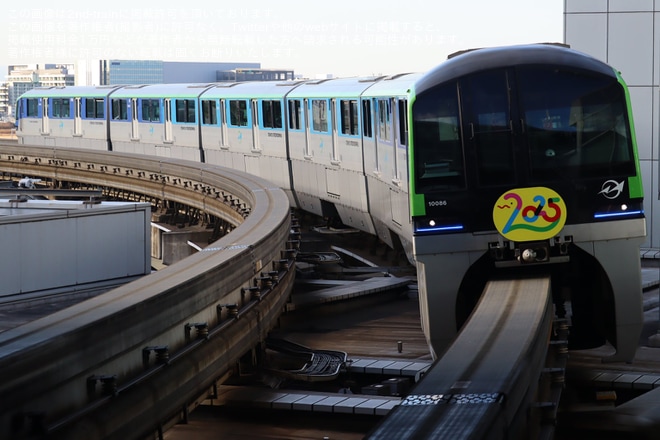 【東モノ】新春ヘッドマークの掲出(2025)を羽田空港第3ターミナル駅で撮影した写真