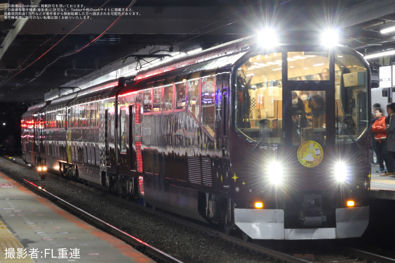 【近鉄】20000系「楽」使用「初詣列車」ツアーを催行の拡大写真