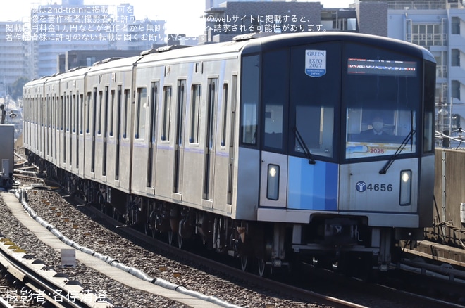 【横市交】迎春ヘッドマークを取り付け(2025)を新羽駅で撮影した写真