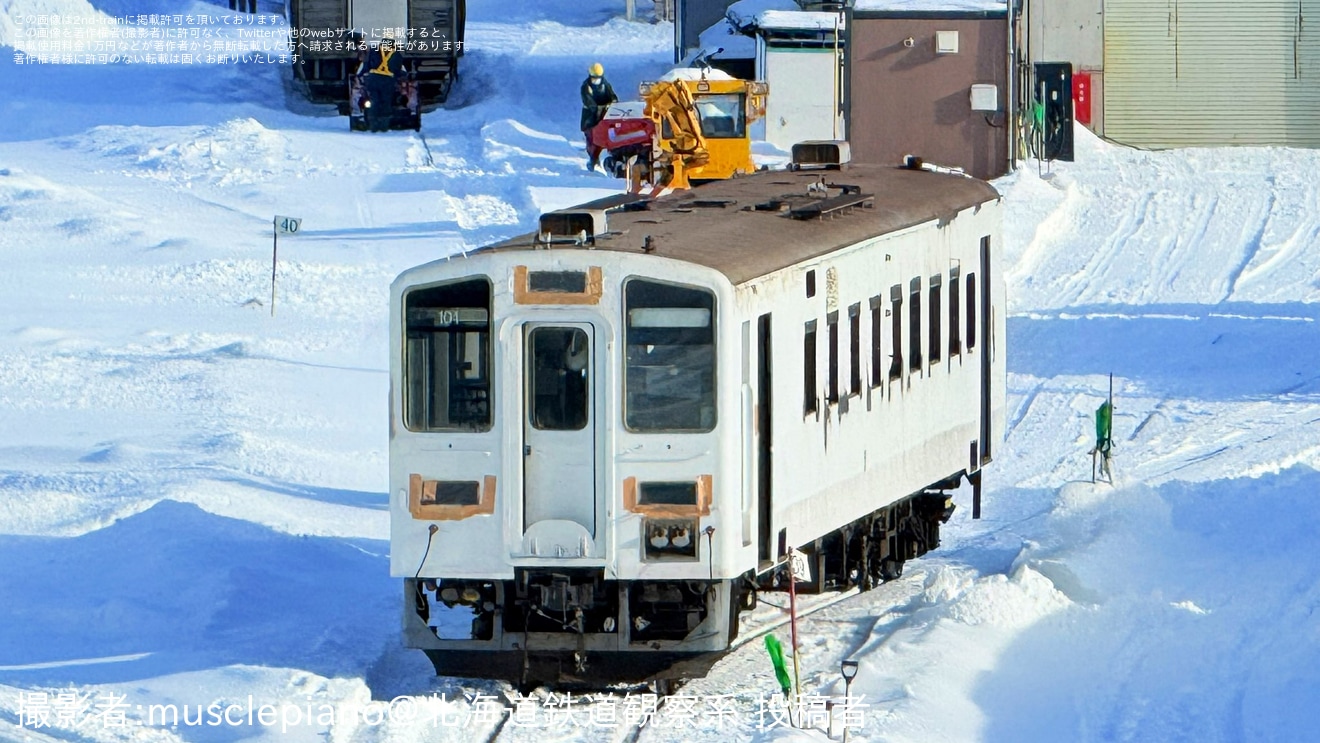 【JR北】観光列車へ改造中のキハ143系キハ143-101とキハ143-152が構内入換の拡大写真