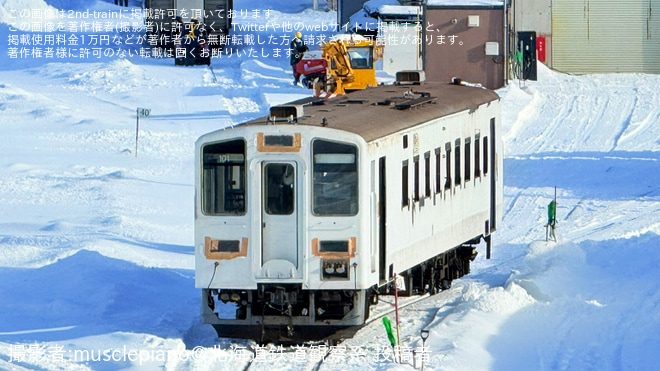 【JR北】観光列車へ改造中のキハ143系キハ143-101とキハ143-152が構内入換を苗穂工場付近で撮影した写真