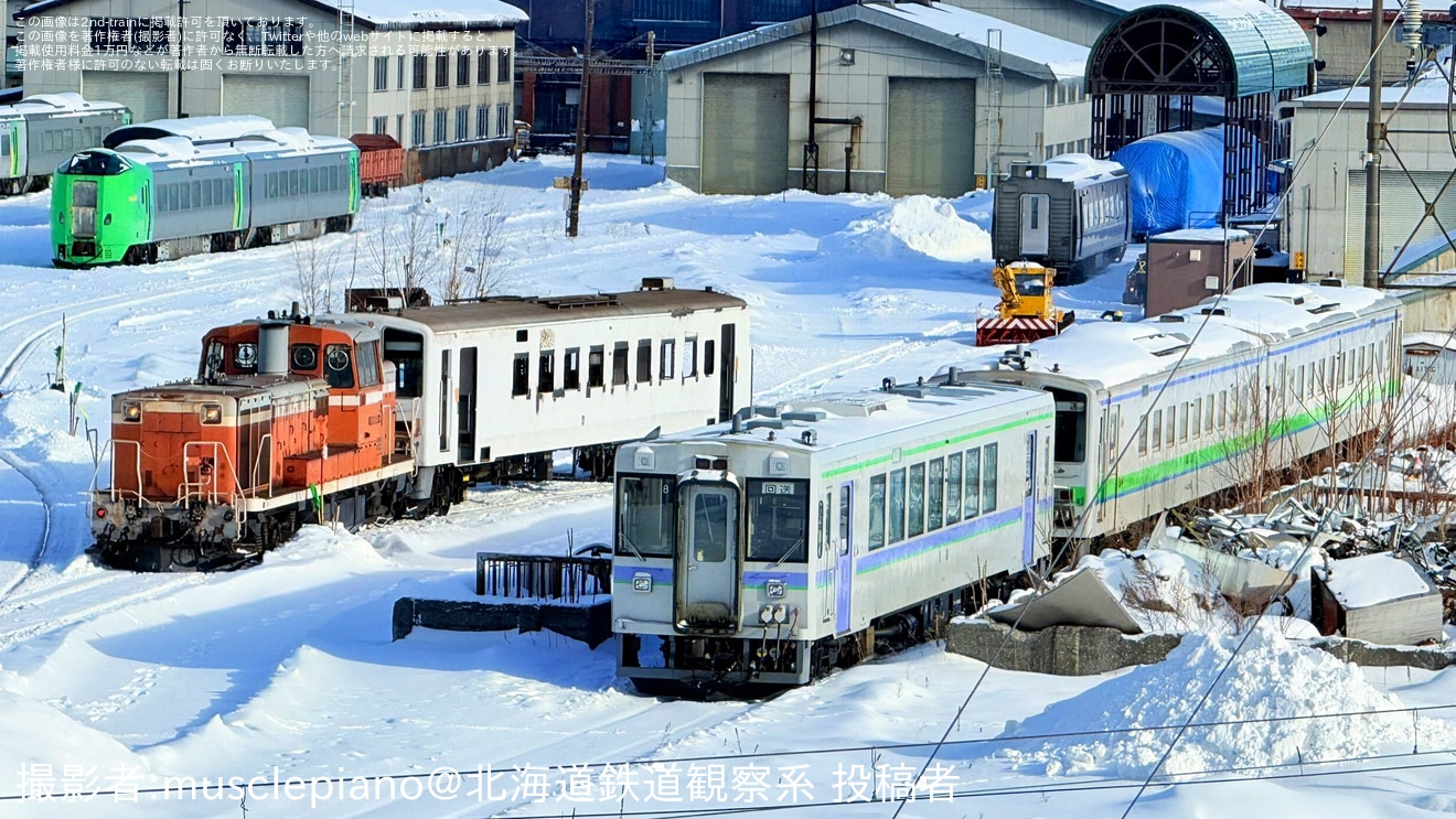 【JR北】観光列車へ改造中のキハ143系キハ143-101とキハ143-152が構内入換の拡大写真