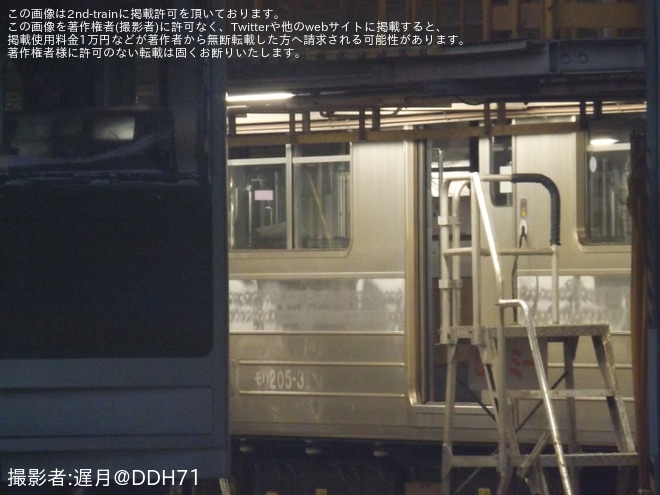 【JR東】元205系T15編成の転用改造中の様子が目撃を大宮総合車両センター付近で撮影した写真