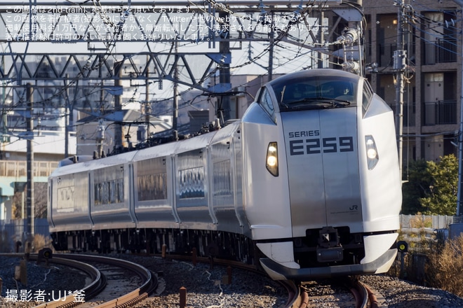 【JR東】 E259系Ne016編成大宮総合車両センター入場回送を不明で撮影した写真