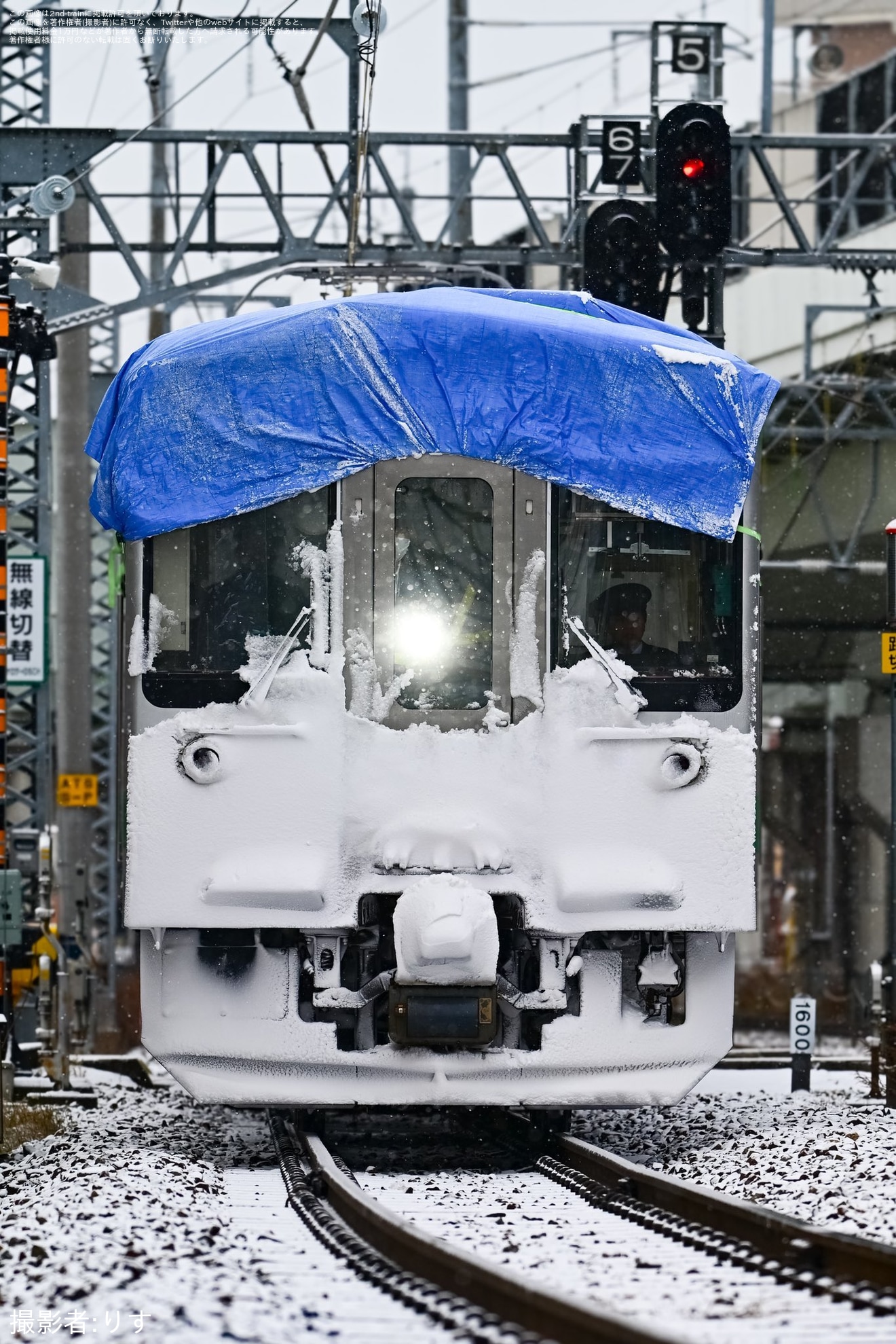 【トキ鉄】倒木に衝突し運用離脱していたET127系V3編成が長野総合車両センターへの拡大写真