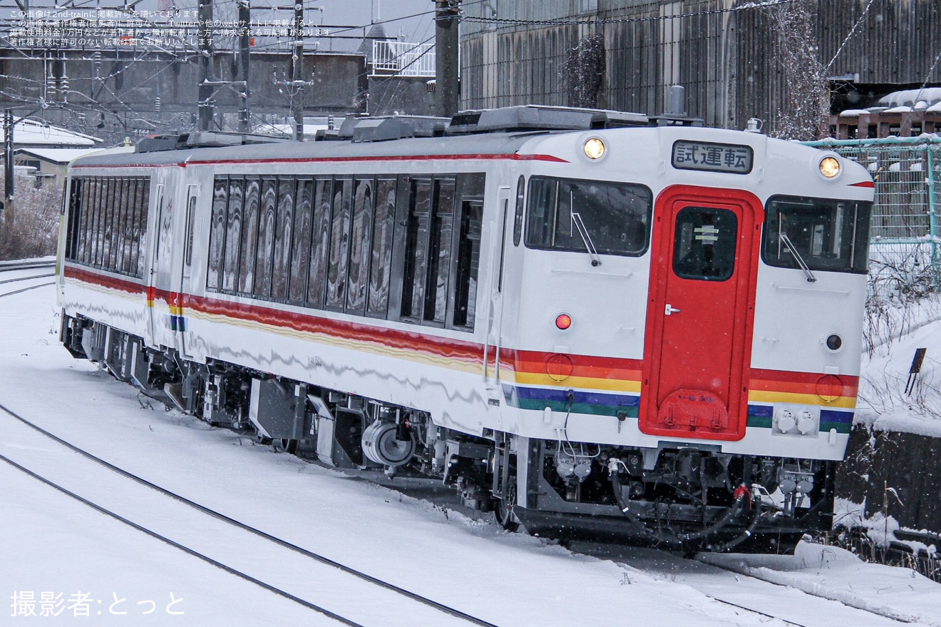 【JR東】「リゾートしらかみくまげら編成」のキハ48-704+キハ48-1503が秋田総合車両センターで構内試運転の拡大写真