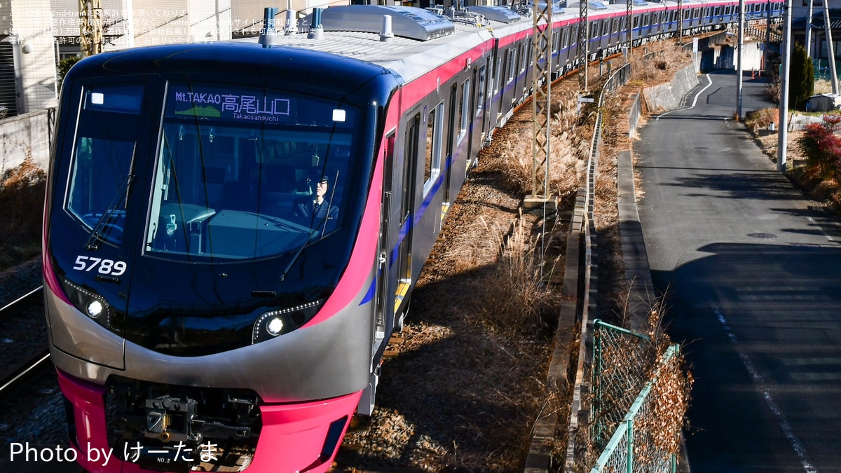 王者5000 京王電鉄16年ぶりの新型車両「5000系」、営業運転を開始 1番列車