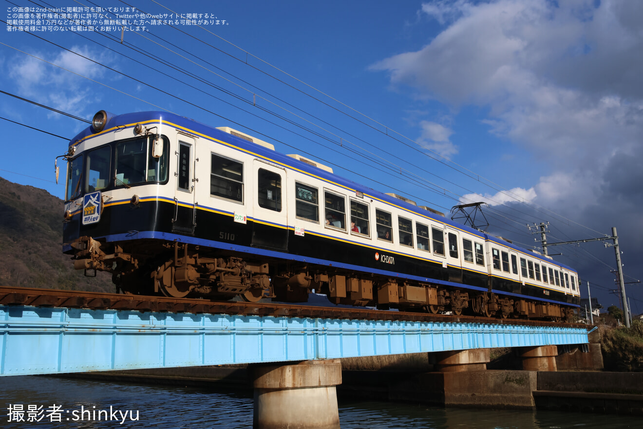 【一畑】引退する5010号車・5110号車に「出雲大社号」ヘッドマークを取り付けの拡大写真