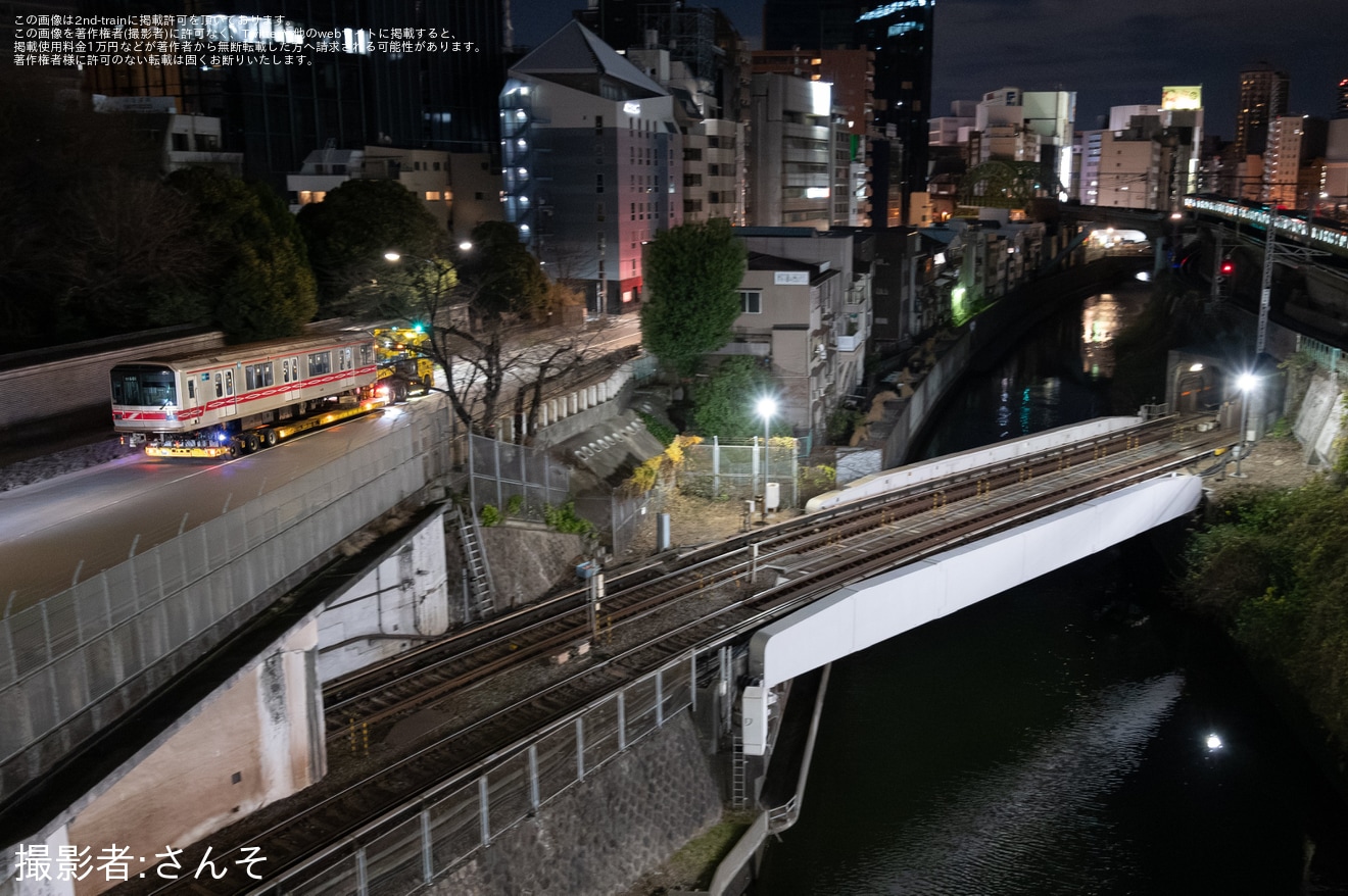 【メトロ】02系02-101Fのうち02-101号車を除いた5両が解体のため陸送の拡大写真