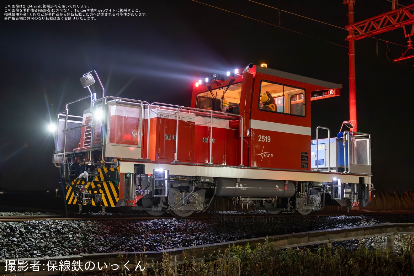 【東武】国鉄色風の塗装となっている軌道モーターカー2両が試運転の拡大写真