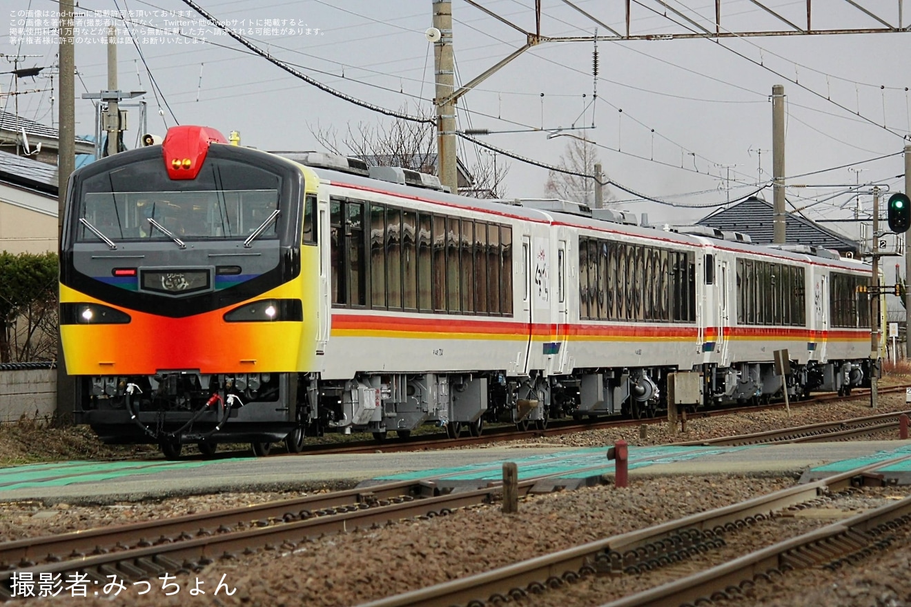 【JR東】キハ48形「リゾートしらかみくまげら」編成が編成揃って秋田総合車両センター構内試運転の拡大写真