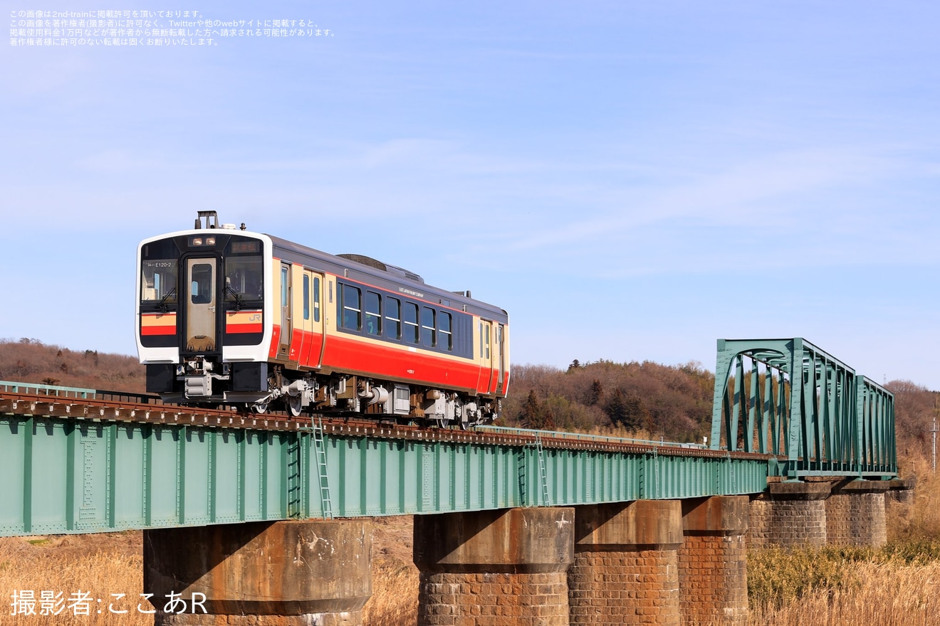 【JR東】キハE120-2(旧国鉄色ラッピング車)が郡山総合車両センター出場試運転の拡大写真