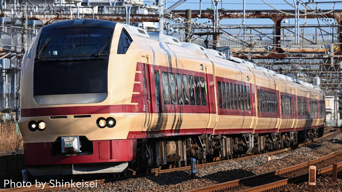 ２０２５年(令和７年)７月７日東京駅１９時発 午後７時特急湘南７号７号車７番Ｄ席 特急 常磐鎌倉号～横浜駅にて～(2025.6.7): 列車とともに