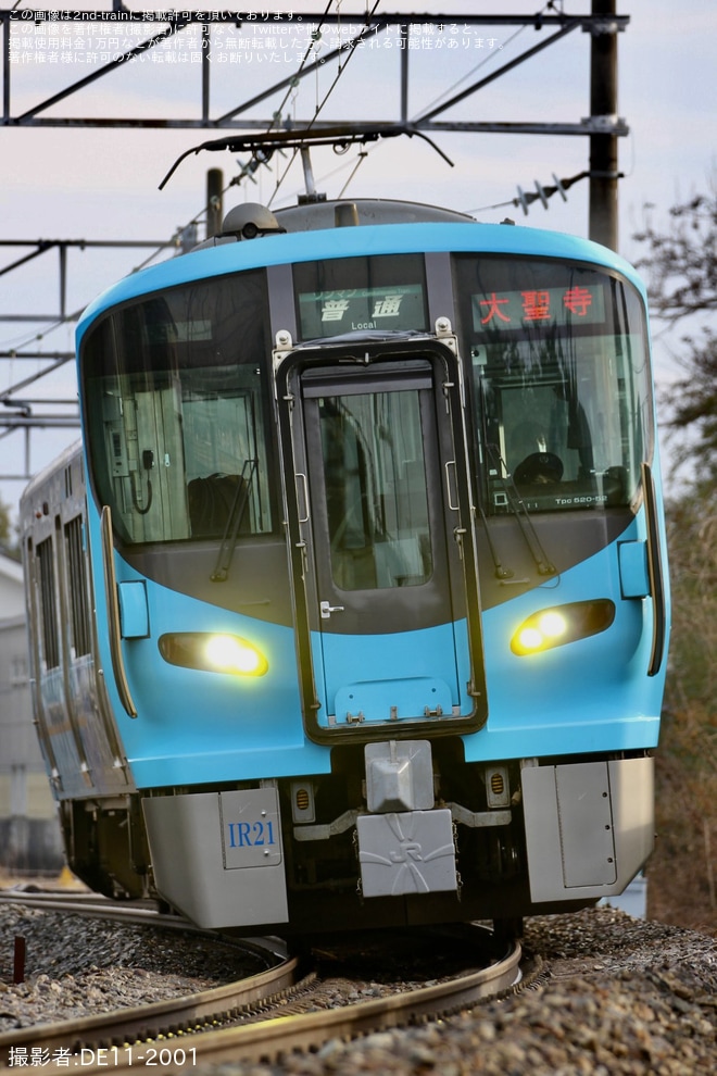 【IR】521系IR21編成がIRカラー(黄土色)にを不明で撮影した写真