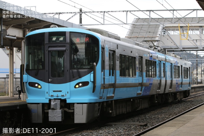 【IR】521系IR21編成がIRカラー(黄土色)にを不明で撮影した写真