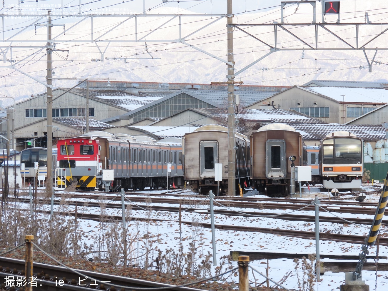 【JR東】209系1000番台トタ81編成が長野総合車両センター構内にて入換の拡大写真