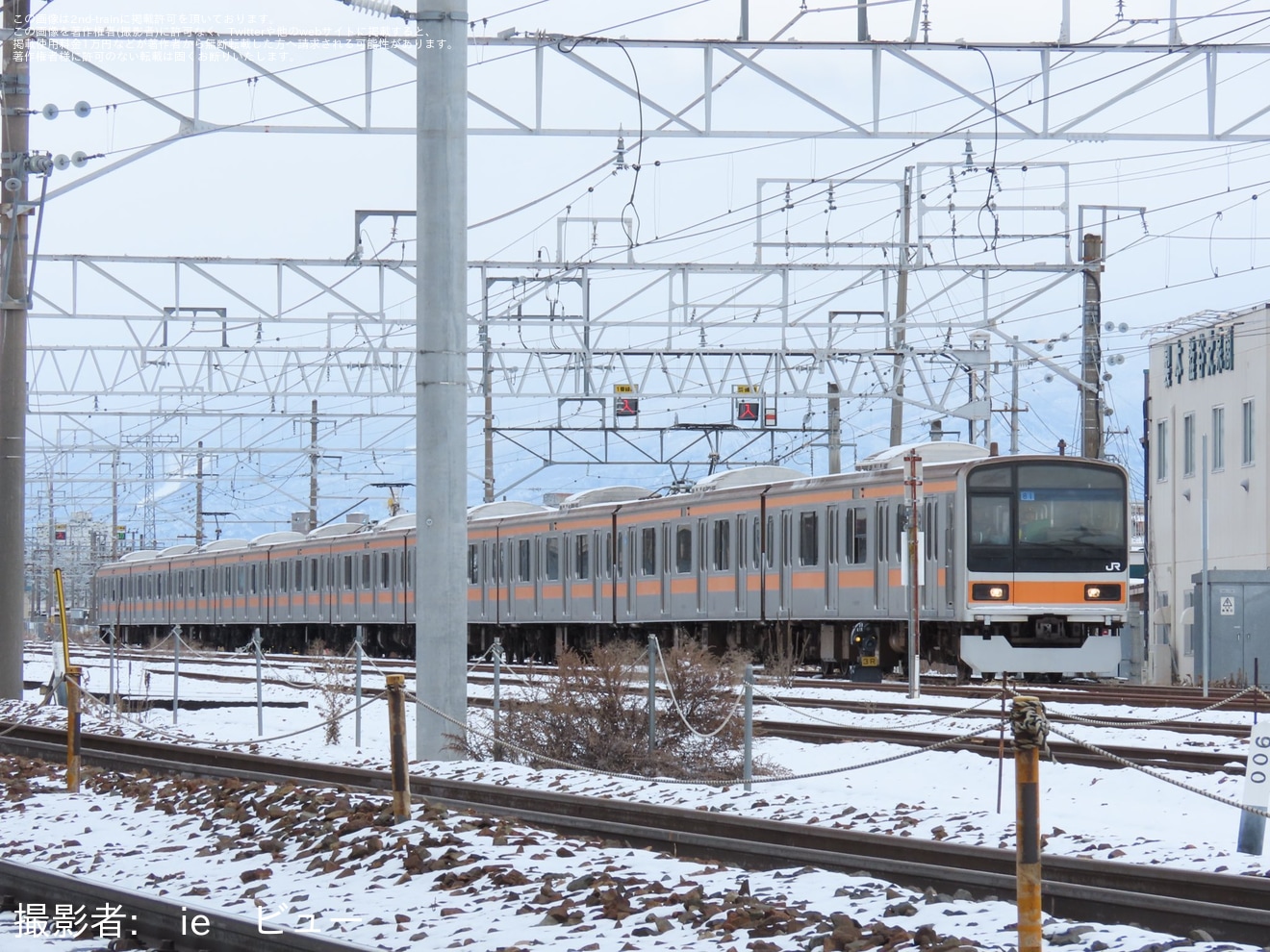 【JR東】209系1000番台トタ81編成が長野総合車両センター構内にて入換の拡大写真