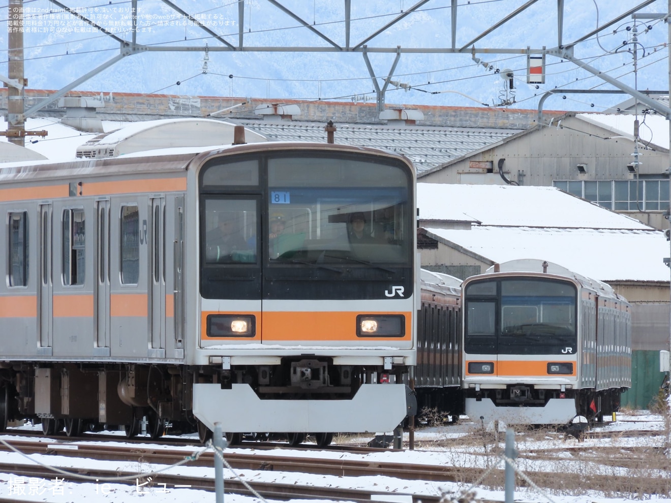 【JR東】209系1000番台トタ81編成が長野総合車両センター構内にて入換の拡大写真