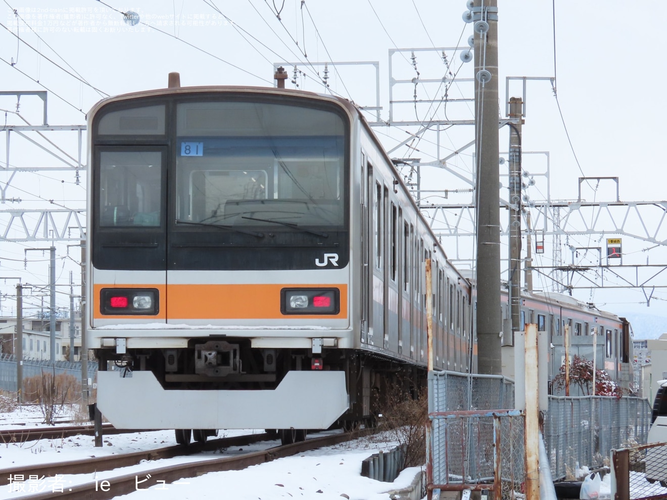 【JR東】209系1000番台トタ81編成が長野総合車両センター構内にて入換の拡大写真