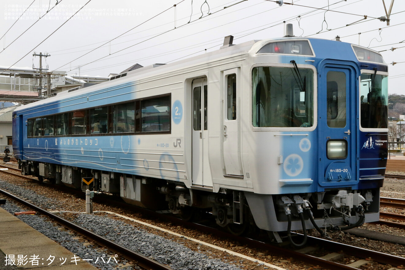 【JR四】藍よしのがわトロッコ専用のキハ185系気動車キハ185-20が多度津工場出場の拡大写真