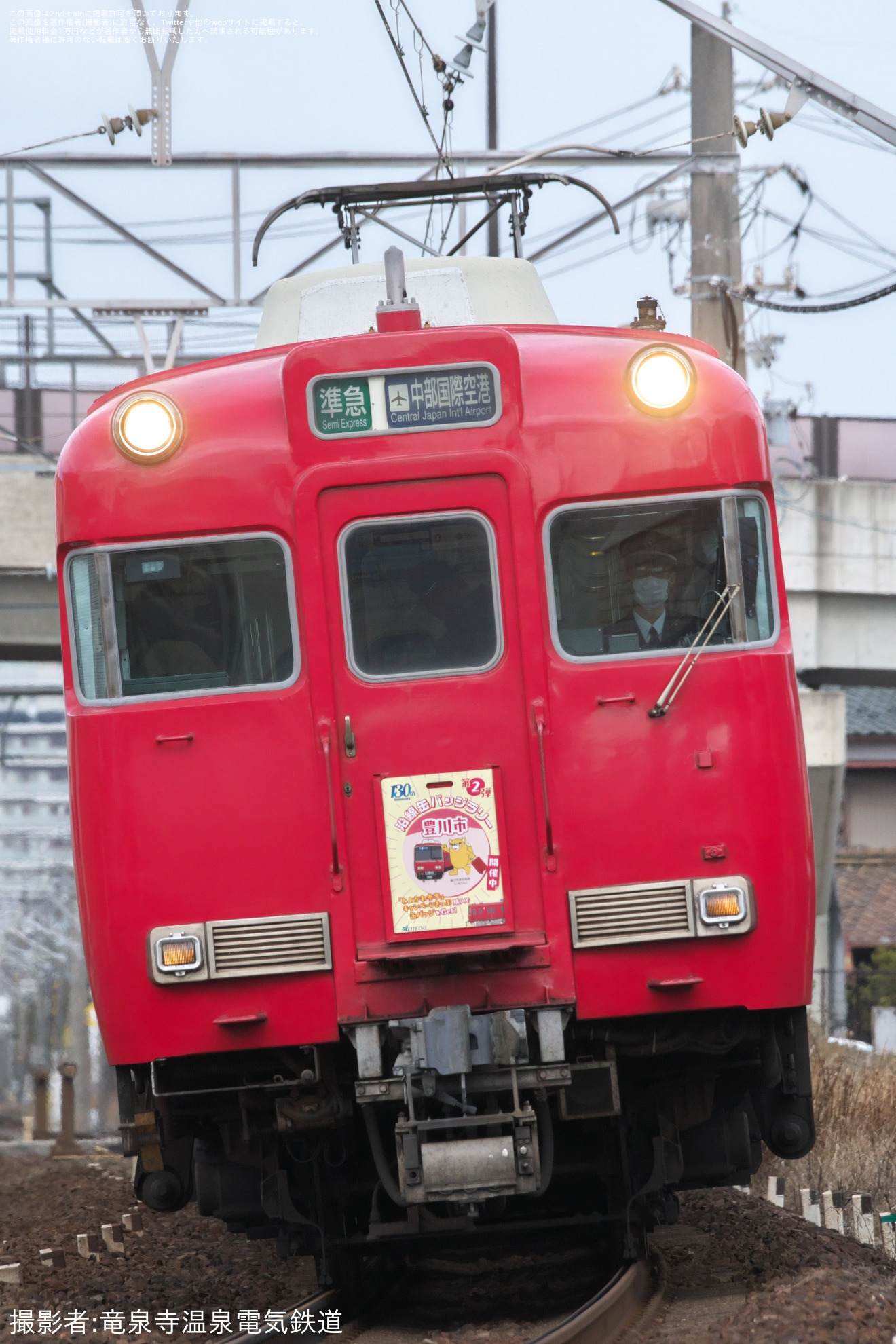 【名鉄】6000系6003Fへ「沿線缶バッジラリーPR系統板豊川キャンペーンデザイン」が取り付けの拡大写真