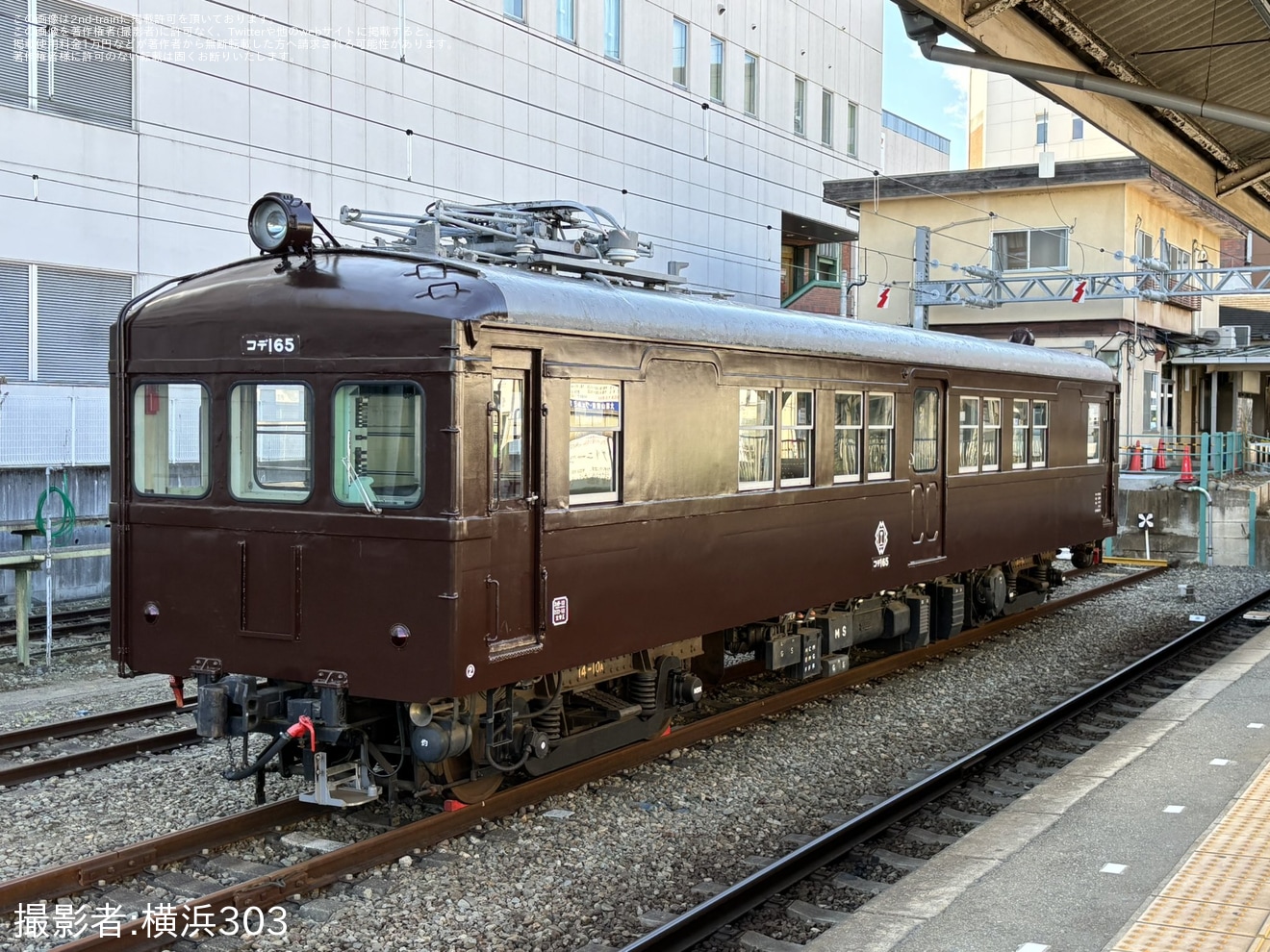 【伊豆箱】大雄山駅「コデ165展示・缶バッジ配布イベント」開催の拡大写真