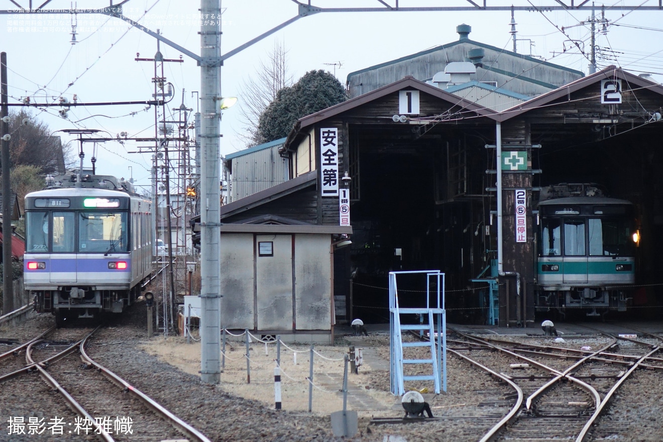 【上毛】800形812編成(元東京メトロ03系03-136F)が車庫から顔を出すの拡大写真