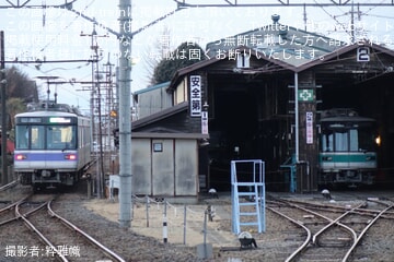 【上毛】800形812編成(元東京メトロ03系03-136F)が車庫から顔を出す