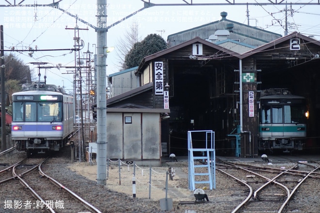 【上毛】800形812編成(元東京メトロ03系03-136F)が車庫から顔を出す