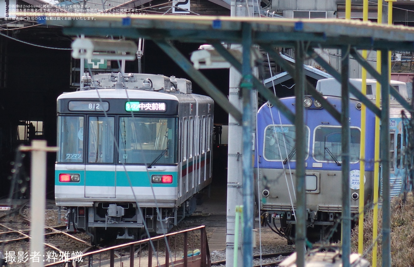 【上毛】800形812編成(元東京メトロ03系03-136F)が車庫から顔を出すの拡大写真