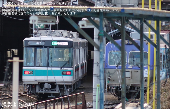 【上毛】800形812編成(元東京メトロ03系03-136F)が車庫から顔を出す