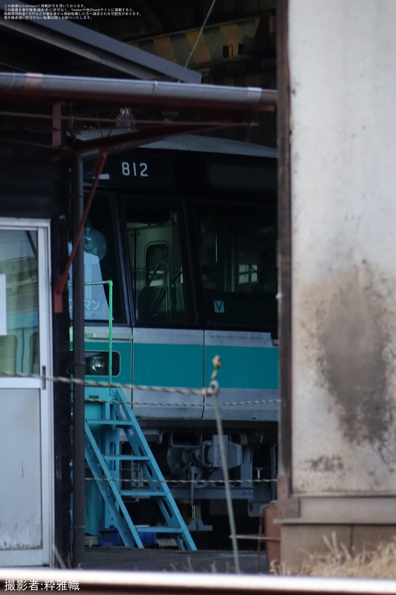 【上毛】800形812編成(元東京メトロ03系03-136F)が車庫から顔を出すの拡大写真