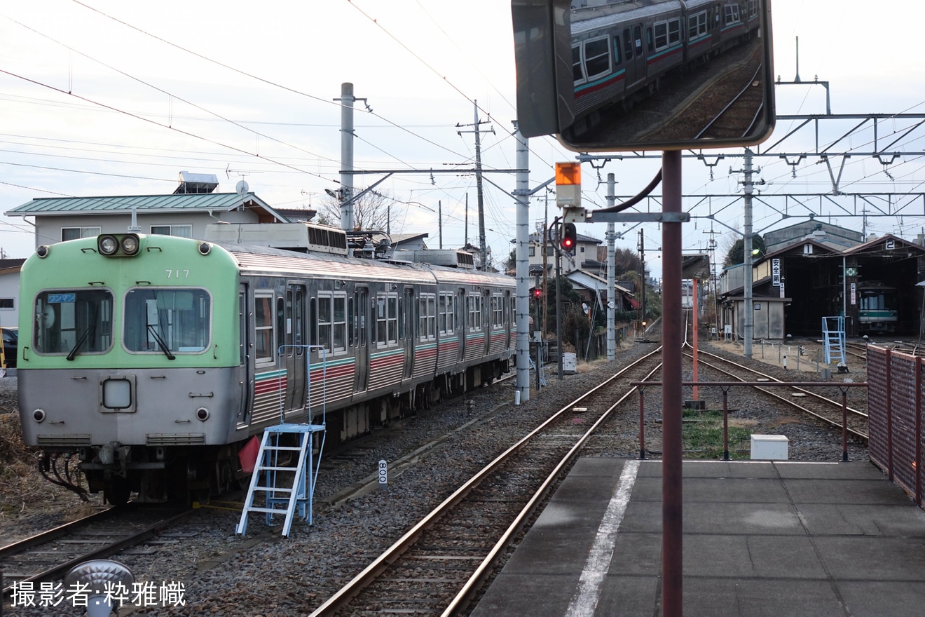 【上毛】800形812編成(元東京メトロ03系03-136F)が車庫から顔を出すの拡大写真