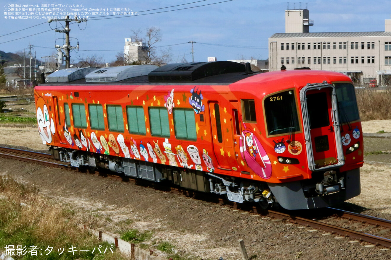 【JR四】2700系気動車2751「あかいアンパンマン列車」が検査を終えて多度津工場出場の拡大写真