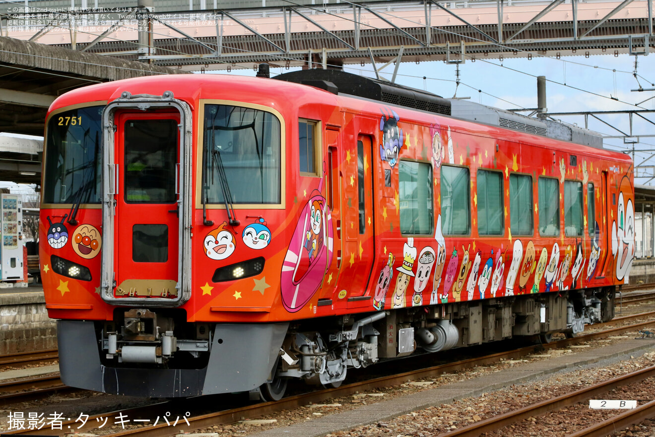 【JR四】2700系気動車2751「あかいアンパンマン列車」が検査を終えて多度津工場出場の拡大写真