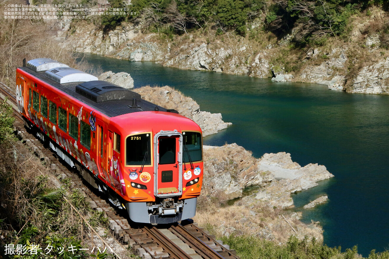 【JR四】2700系気動車2751「あかいアンパンマン列車」が検査を終えて多度津工場出場の拡大写真