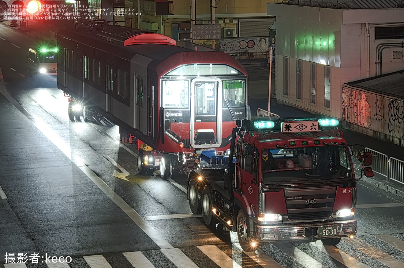 【近鉄】新しいドアステップを取り付けた8A系8A12が近畿車輛から陸送の拡大写真