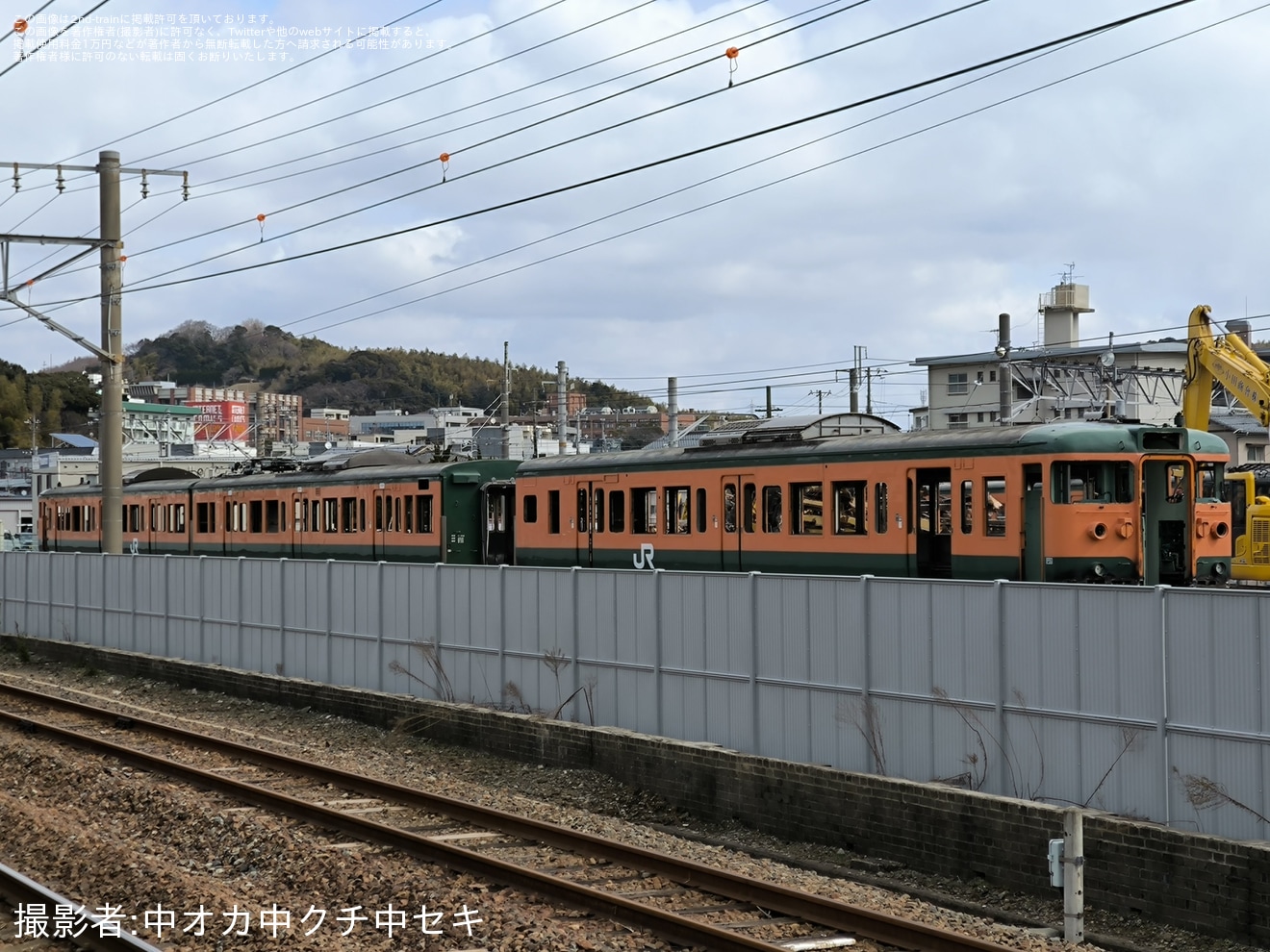 【JR西】 115系D-27編成(湘南色)が下関総合車両所本所で解体作業開始の拡大写真