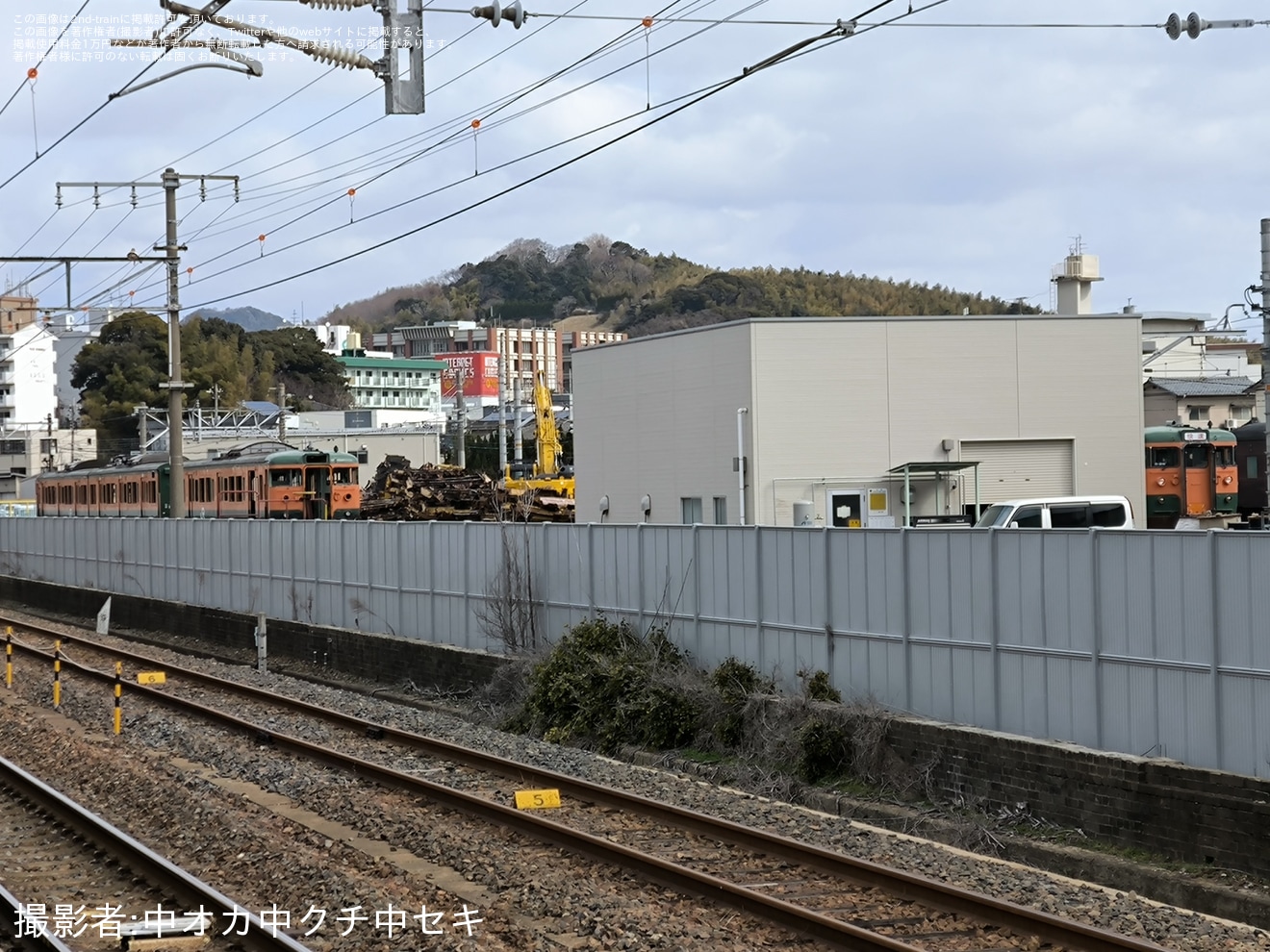 【JR西】 115系D-27編成(湘南色)が下関総合車両所本所で解体作業開始の拡大写真