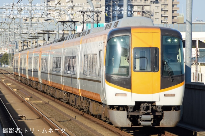 【近鉄】近鉄奈良線で運用されている朝の10連特急が運転終了を若江岩田駅で撮影した写真