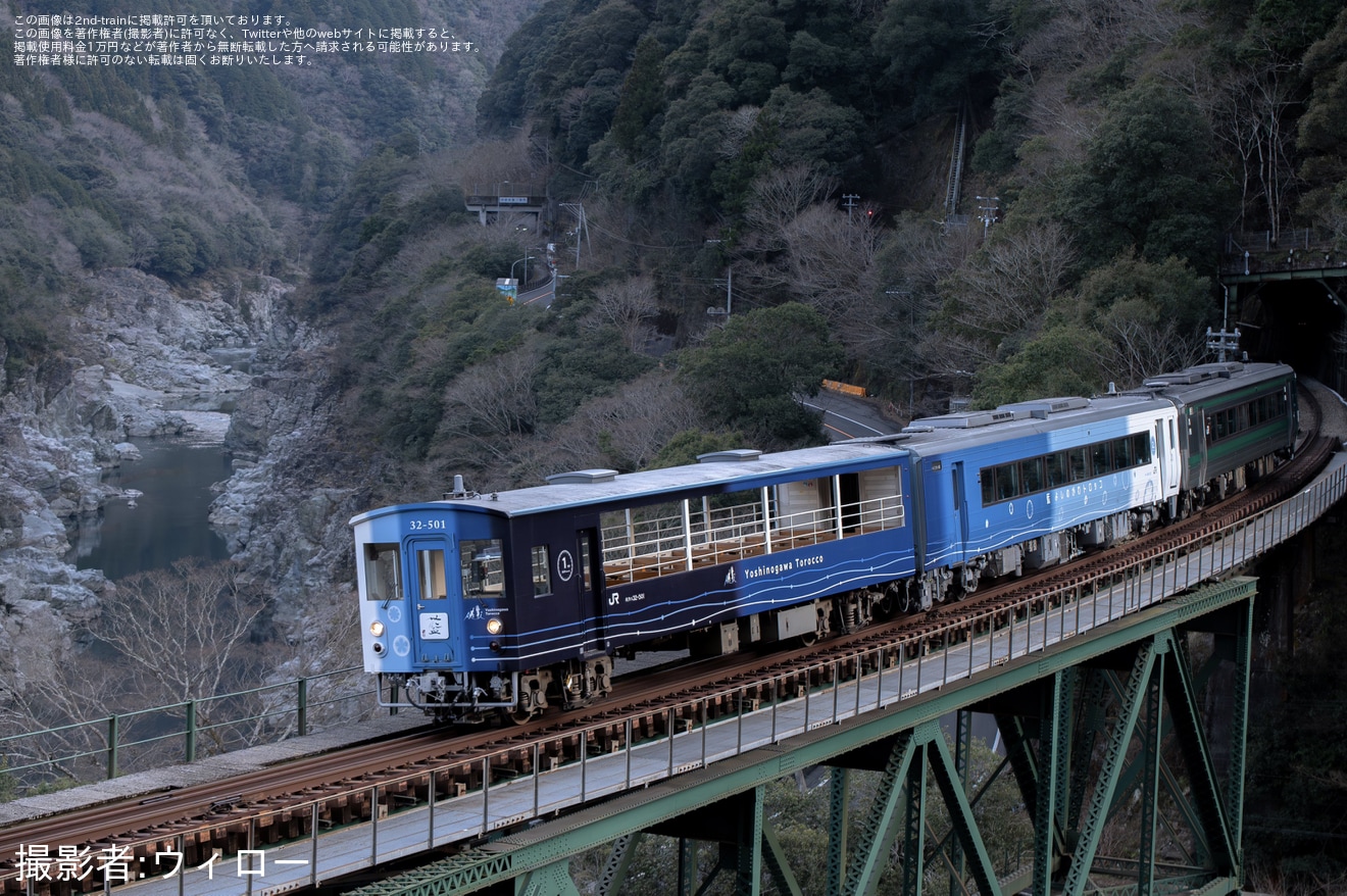 【JR四】藍よしのがわトロッコ+キハ185-18(国鉄色)を使用した貸切臨時列車を運行の拡大写真