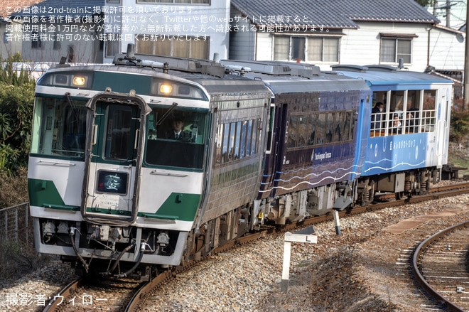 【JR四】藍よしのがわトロッコ+キハ185-18(国鉄色)を使用した貸切臨時列車を運行を不明で撮影した写真