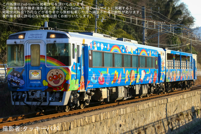 【JR四】アンパンマントロッコ特別貸切運行を海岸寺～詫間間で撮影した写真