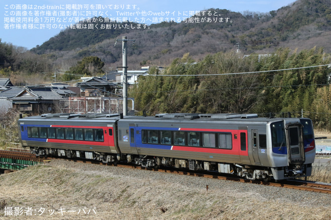 【JR四】2000系気動車2459号車(伴車)+2522号車が多度津工場出場をみの～詫間間で撮影した写真