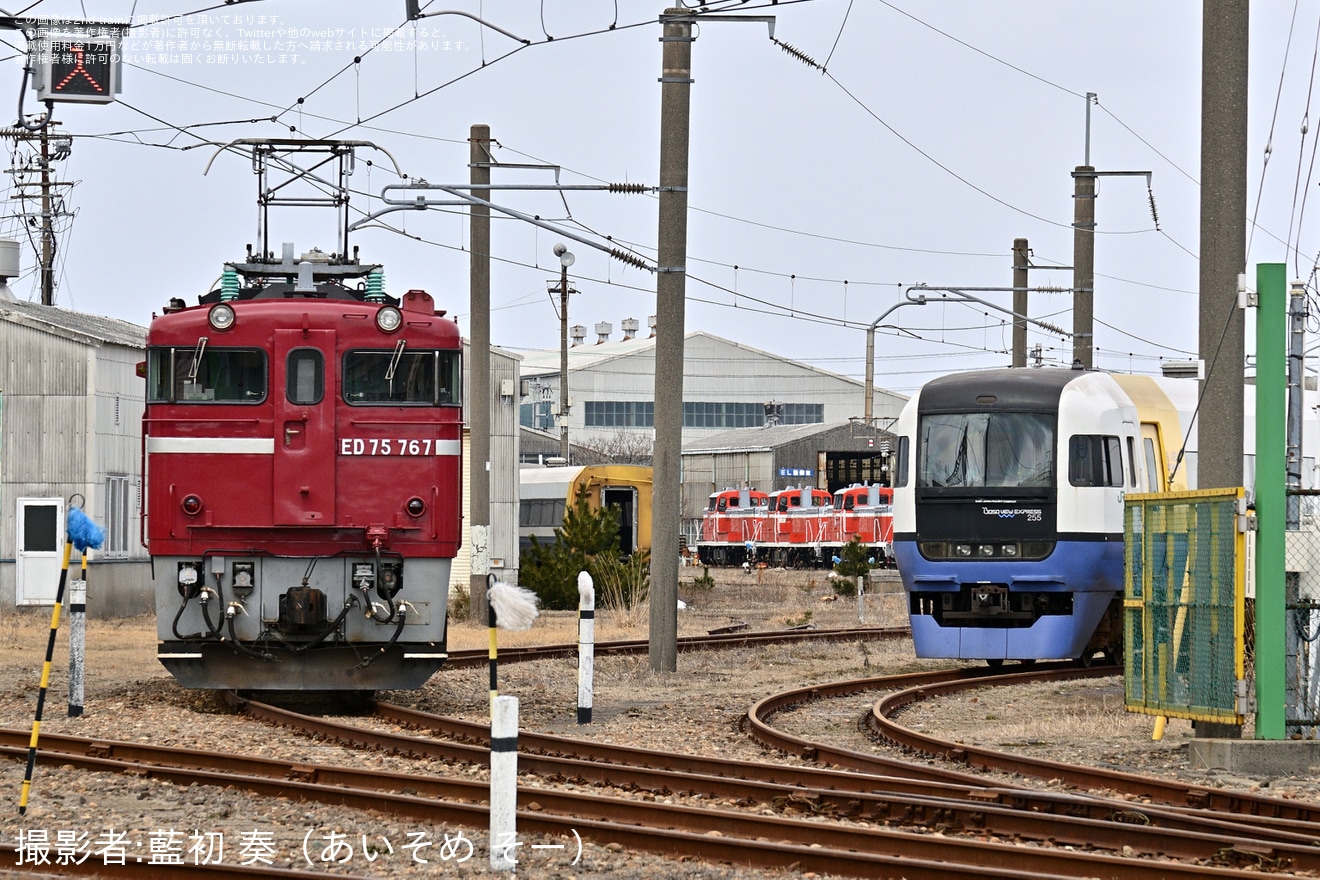 【JR東】ED75-767が秋田総合車両センターへ回送の拡大写真