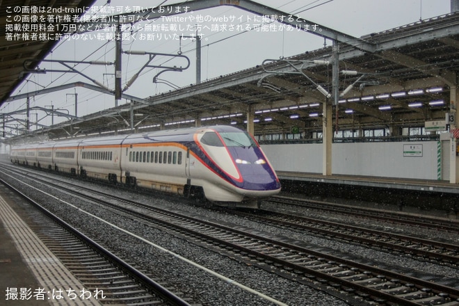 熊谷駅の駅名標とともに
